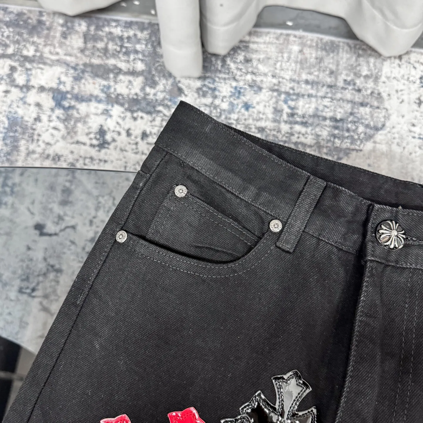 P240 Chrome Hearts 24SS Cross Sanskrit limited style graffiti printed leather jeans. Chrome Hearts limited edition leather washed jeans, Miami limited jeans, the entire cross leather is hand-made_different version, a heavy black blue cow fabric with moderate thickness and texture, antique metal silver label decoration, denim embedded thread manufacturing and production 💙Among Chrome Hearts' many trousers, its color is unique, and people are deeply attracted at a glance. It is made of beaded canvas fabric and has been washed with heavy water. The upper body is very textured, crisp and stylish, and will not collapse at all. The three-dimensional cut of the trousers has a first-class effect in modifying the shape of the legs. It can be easily controlled by any figure, and you can instantly become a street trendy person when you put it on.  🔩Customized hardware, full of texture, every detail is done to the extreme. The thick beaded canvas fabric becomes soft and skin-friendly after washing, and has excellent breathability, making it comfortable to wear all day long. Customized small leather label, unique design, simple yet elegant, exquisite workmanship, neat wiring, every detail demonstrates quality and style.  These pants are gender-neutral and can be worn by both men and women, easily creating a sense of fashion. Pair them with a T-shirt or sweatshirt and you can easily go out and hit the streets. Size: 28/30/32/34/36 Waist: 69/74/79/84/89 Pants length: 102/103/104/105/106